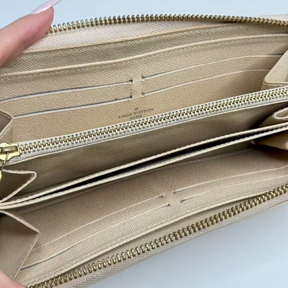 Louis Vuitton Damier Azur Wallet with Classic Checkerboard Design - Picture 8 of 8